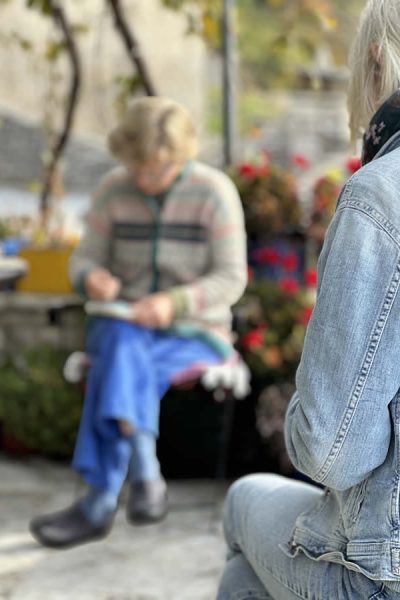 Στο thepokariproject.gr, σας προσφέρουμε την ευκαιρία να γνωρίσετε τον μαγικό κόσμο του μαλλιού και των παραδοσιακών τεχνών μέσα από ολιγομελή σεμινάρια.