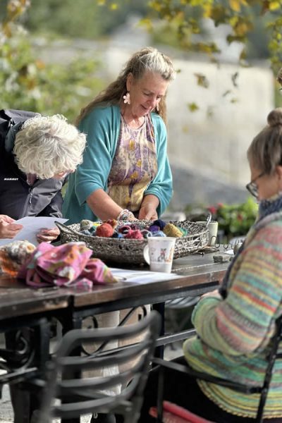 Στο thepokariproject.gr, σας προσφέρουμε την ευκαιρία να γνωρίσετε τον μαγικό κόσμο του μαλλιού και των παραδοσιακών τεχνών μέσα από ολιγομελή σεμινάρια.