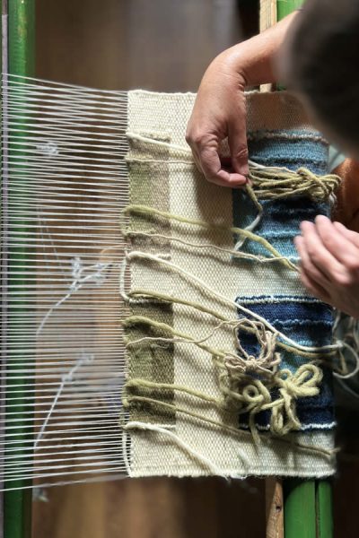 Στο thepokariproject.gr, σας προσφέρουμε την ευκαιρία να γνωρίσετε τον μαγικό κόσμο του μαλλιού και των παραδοσιακών τεχνών μέσα από ολιγομελή σεμινάρια.